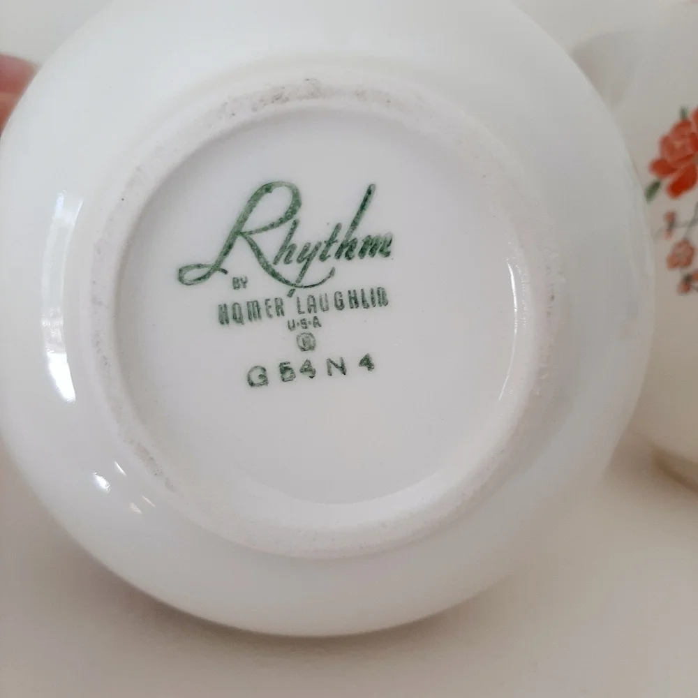 VTG TEAPOT AND CREAMER SET